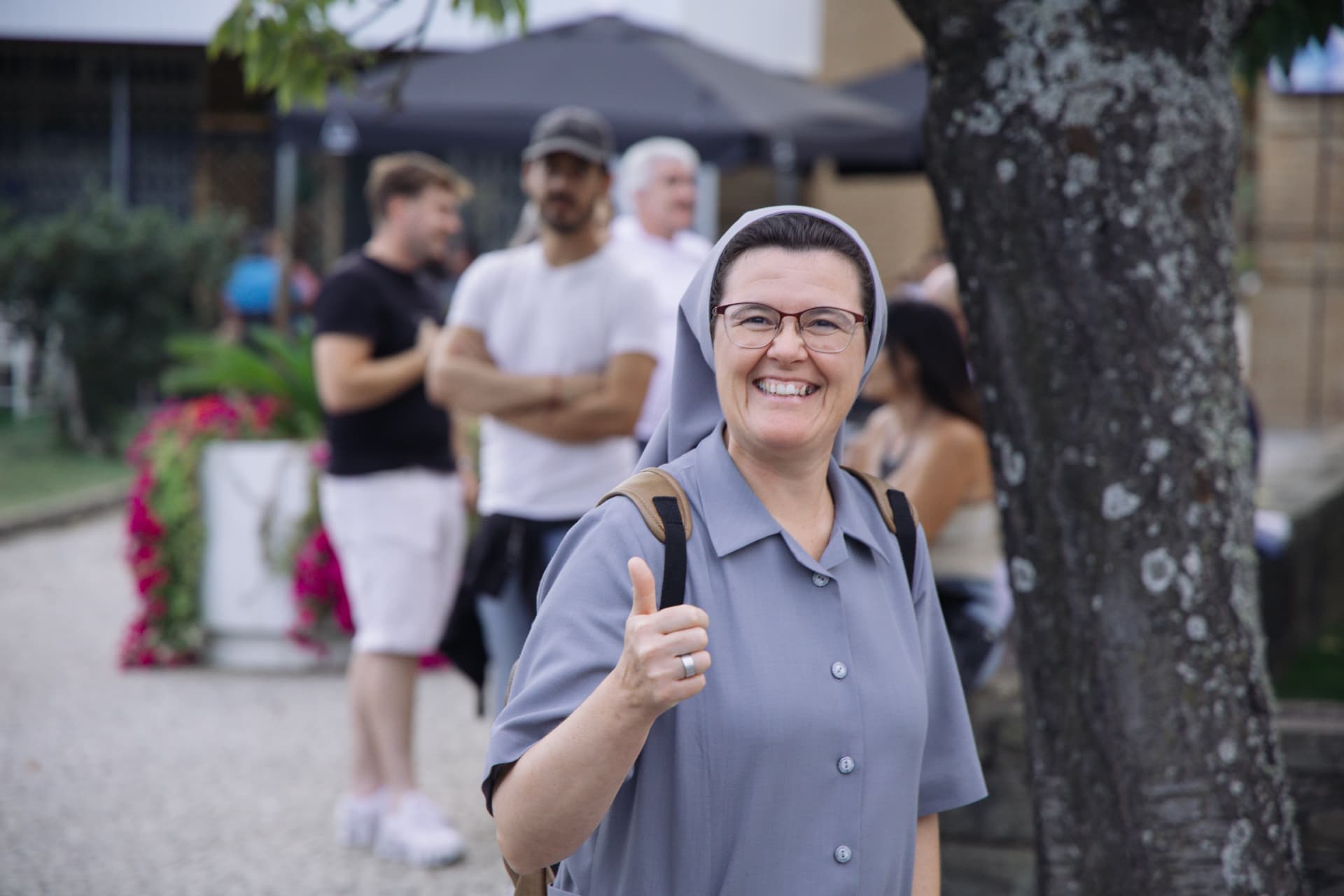 Participante acompanha a atuação da banda de música