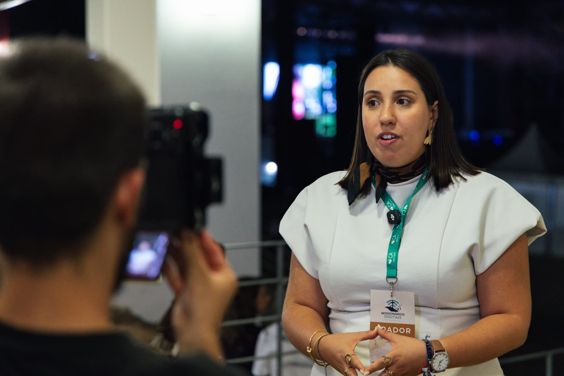 Oradora continua a entrevista diante das câmaras e telemóveis