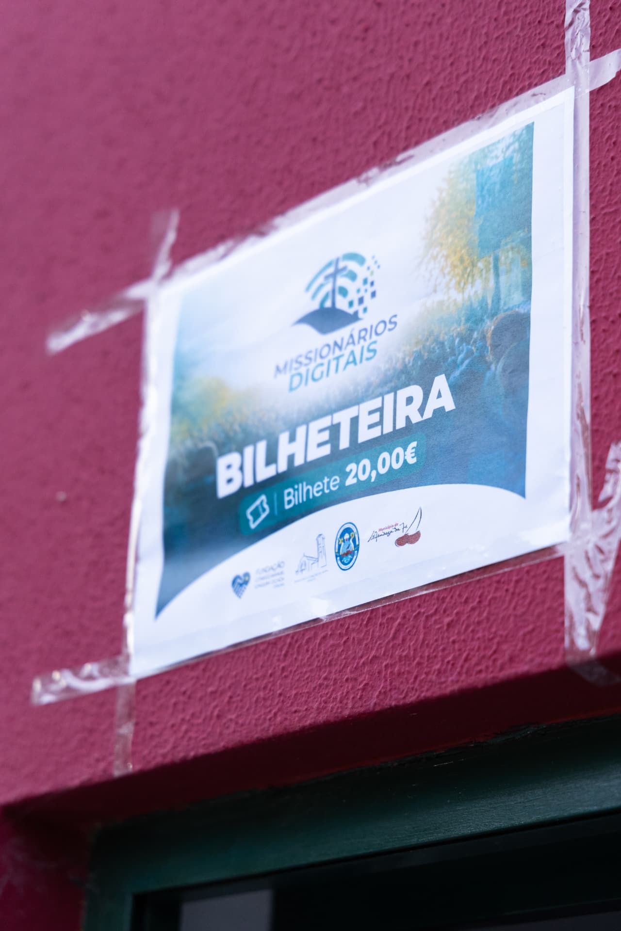 Cartaz da bilheteira dos Missionários Digitais afixado à entrada