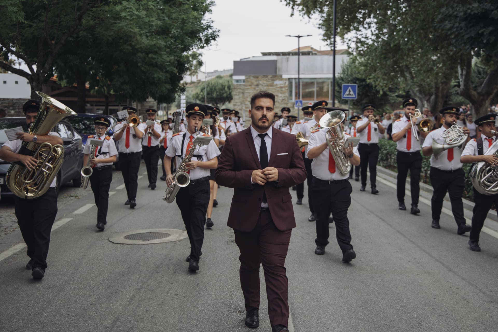 A banda de música avança em desfile rumo ao 1.º Encontro