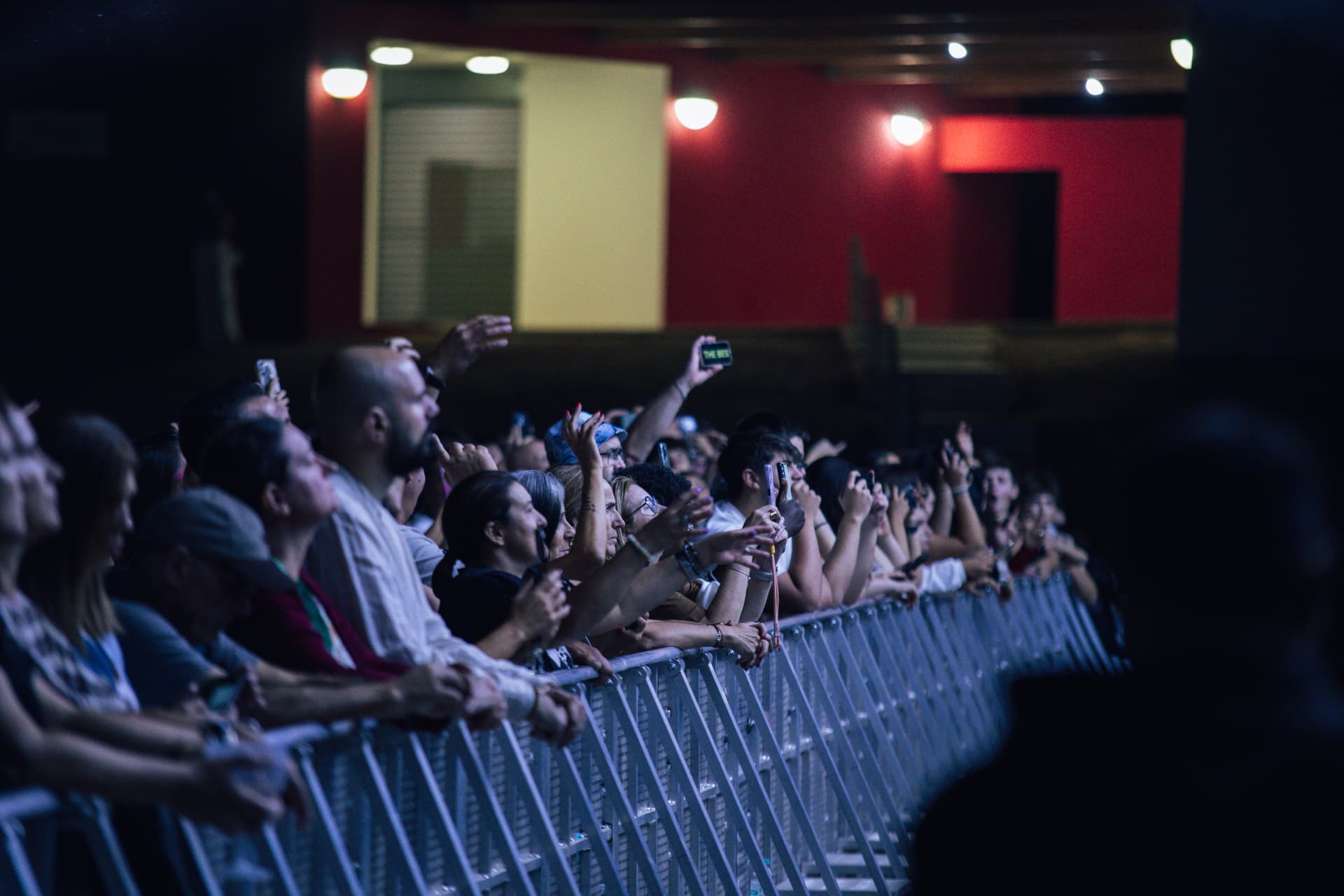 Público junto às grades a filmar o palco