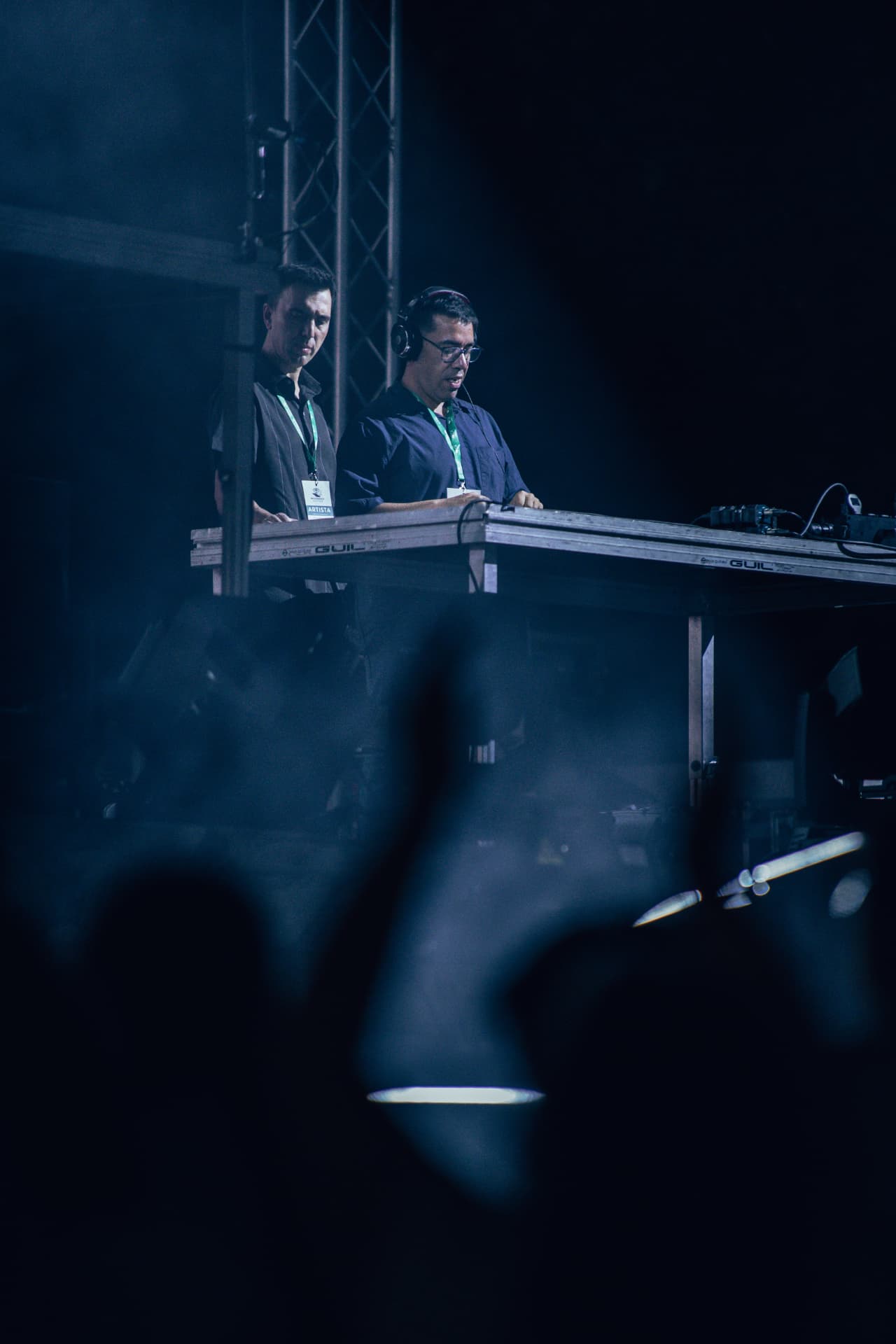 Dupla de DJs com credenciais de artista à mesa de mistura
