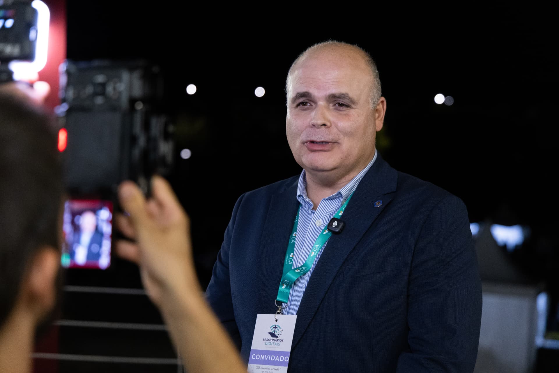 Convidado responde a vários jornalistas com câmaras e telemóveis