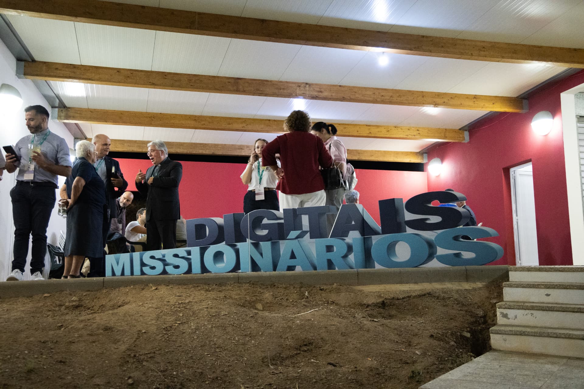 Convidados conversam junto às letras Missionários Digitais no recinto