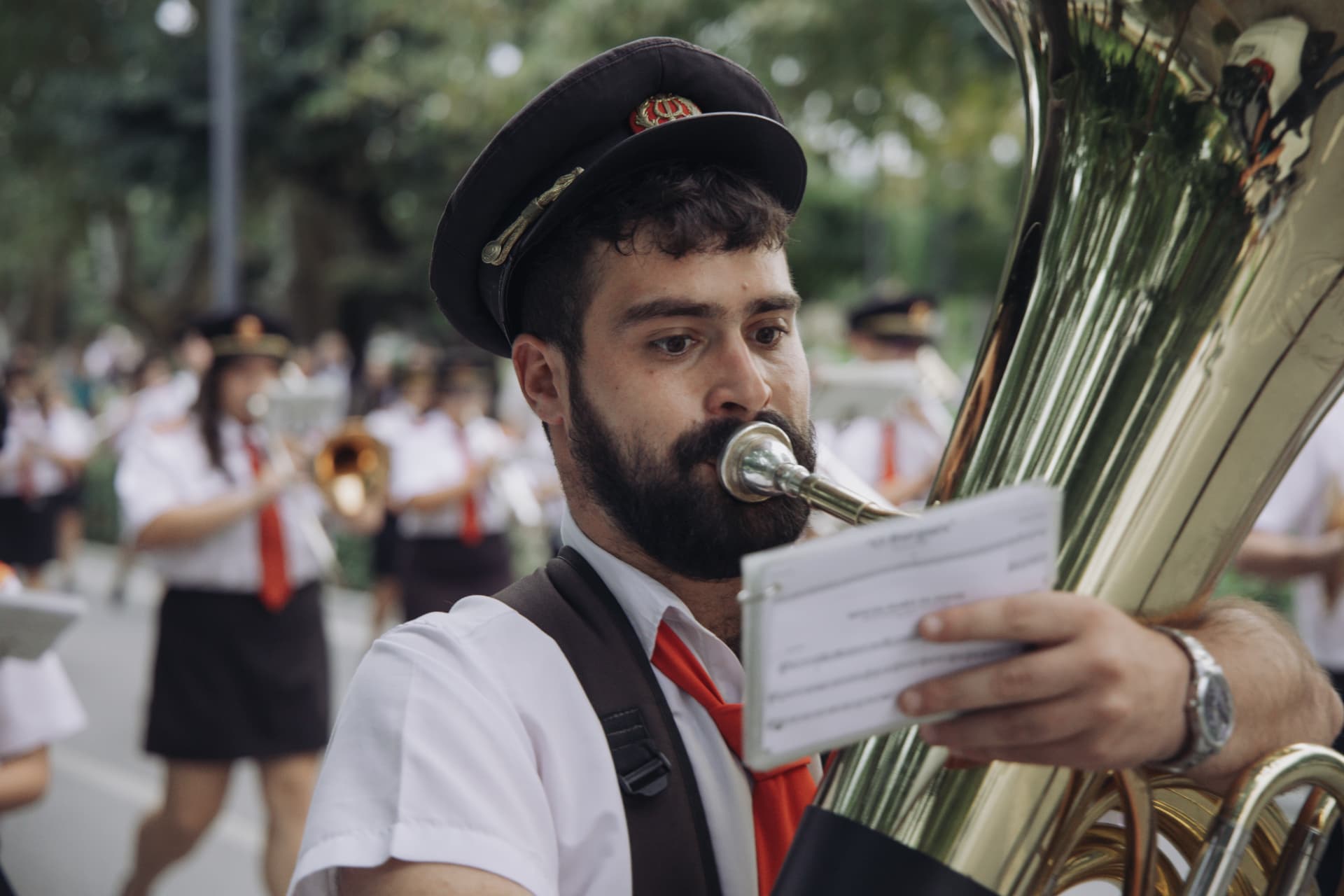 Músico da tuba durante o desfile de abertura