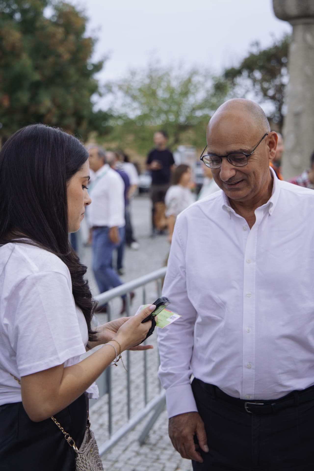 Elemento da organização valida o bilhete de um participante com um leitor portátil