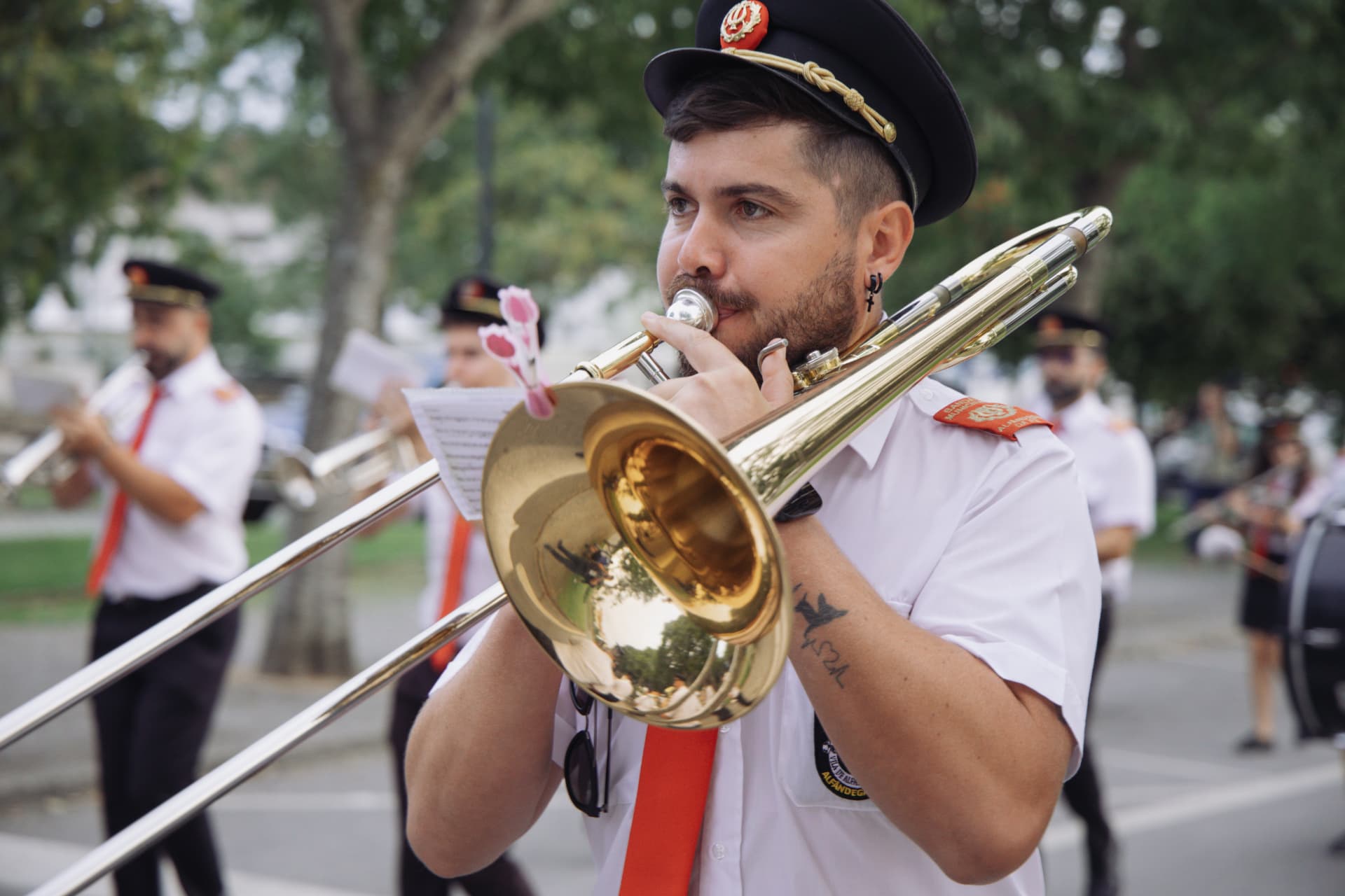 Músico da tuba durante a atuação da banda de música