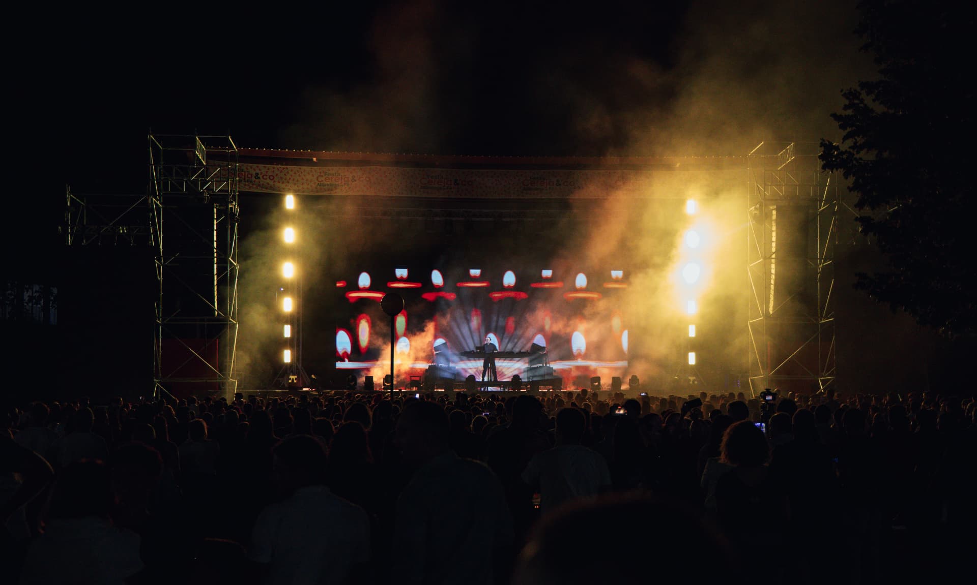 Atuação de música eletrónica no recinto durante a noite