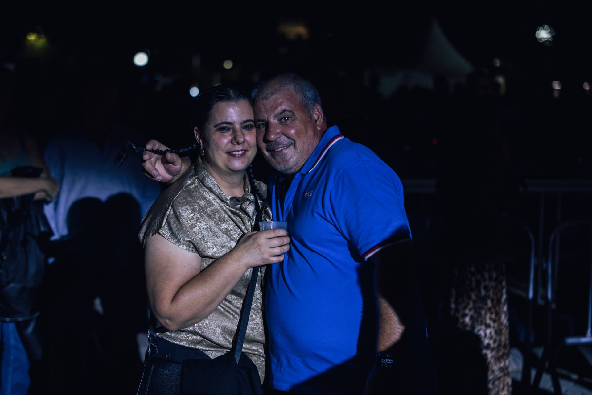 Casal sorridente posa para a fotografia no recinto