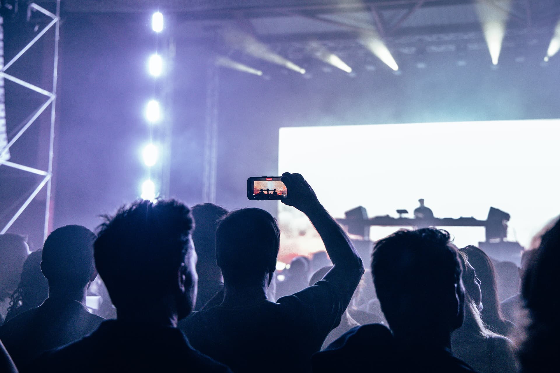 Participante filma o palco com o telemóvel