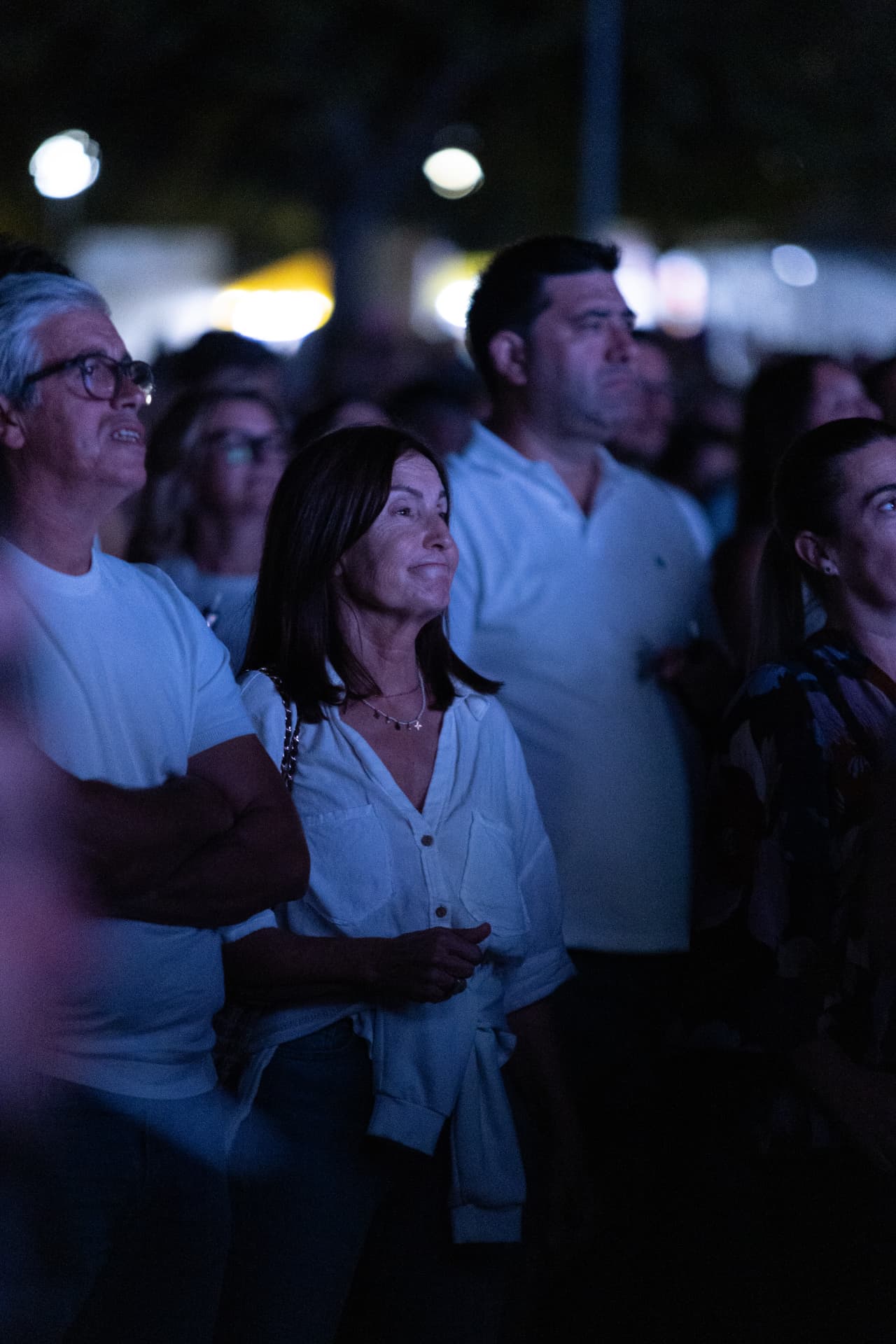 Participantes assistem ao concerto, sorridentes