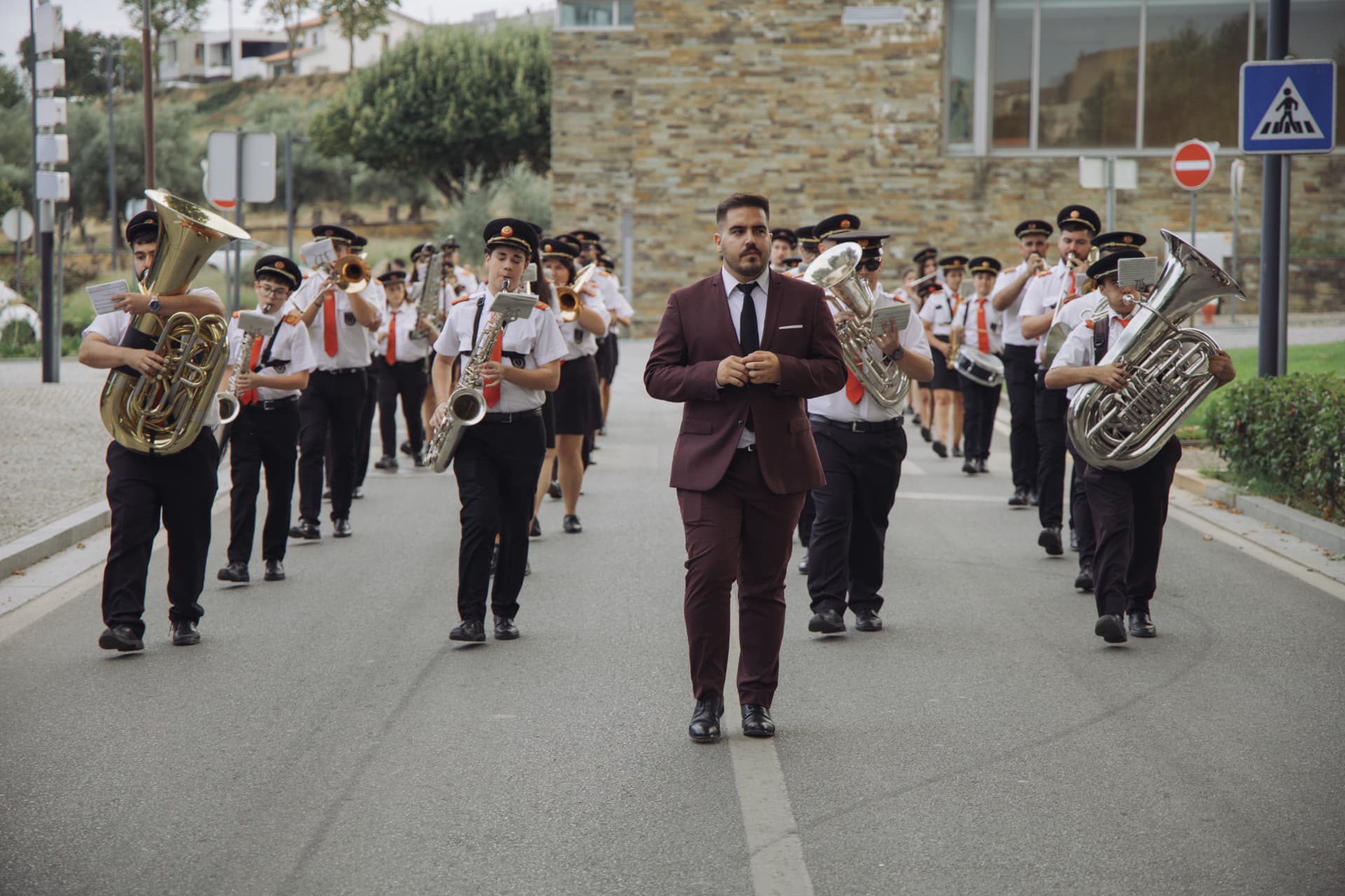 O maestro abre o desfile da banda de música