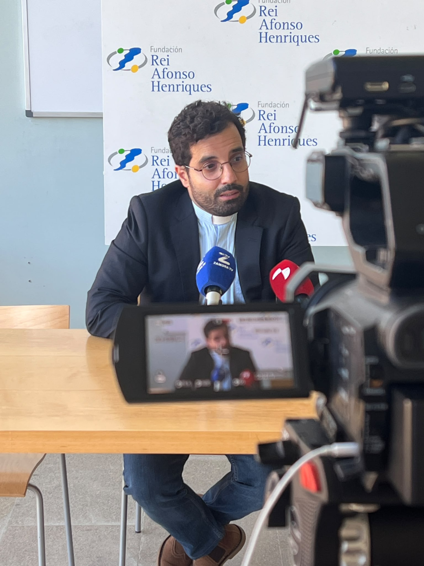 Padre Manuel Ribeiro ante los medios de comunicación en Zamora