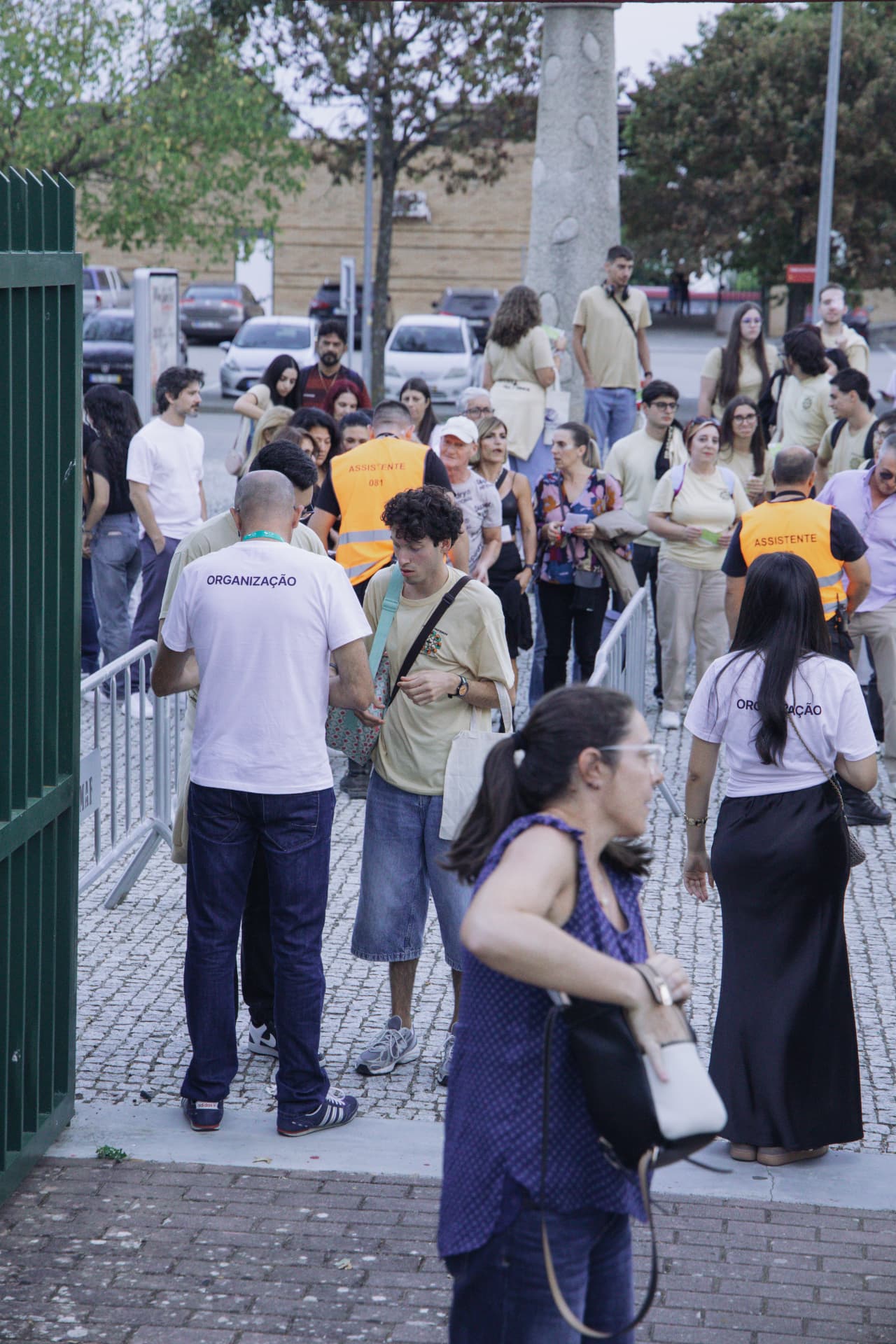 Elemento da organização acolhe participantes junto às barreiras do recinto