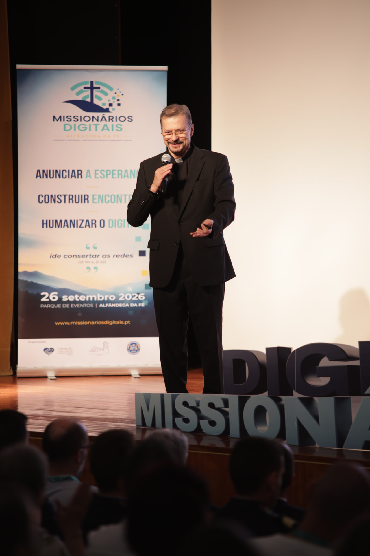 Monsenhor Lucio Ruiz em intervenção na Casa da Cultura