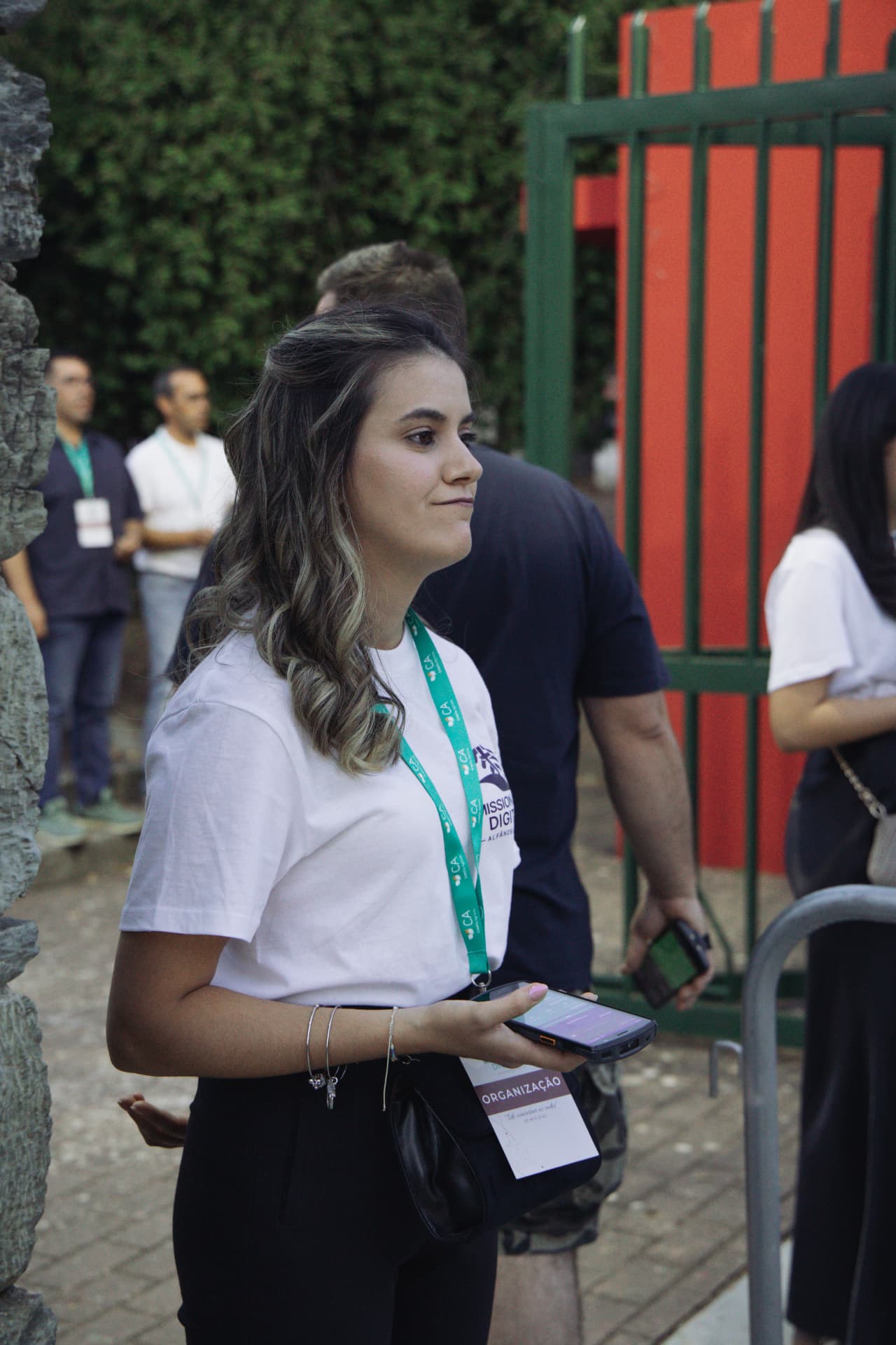 Elemento da organização junto ao portão do recinto