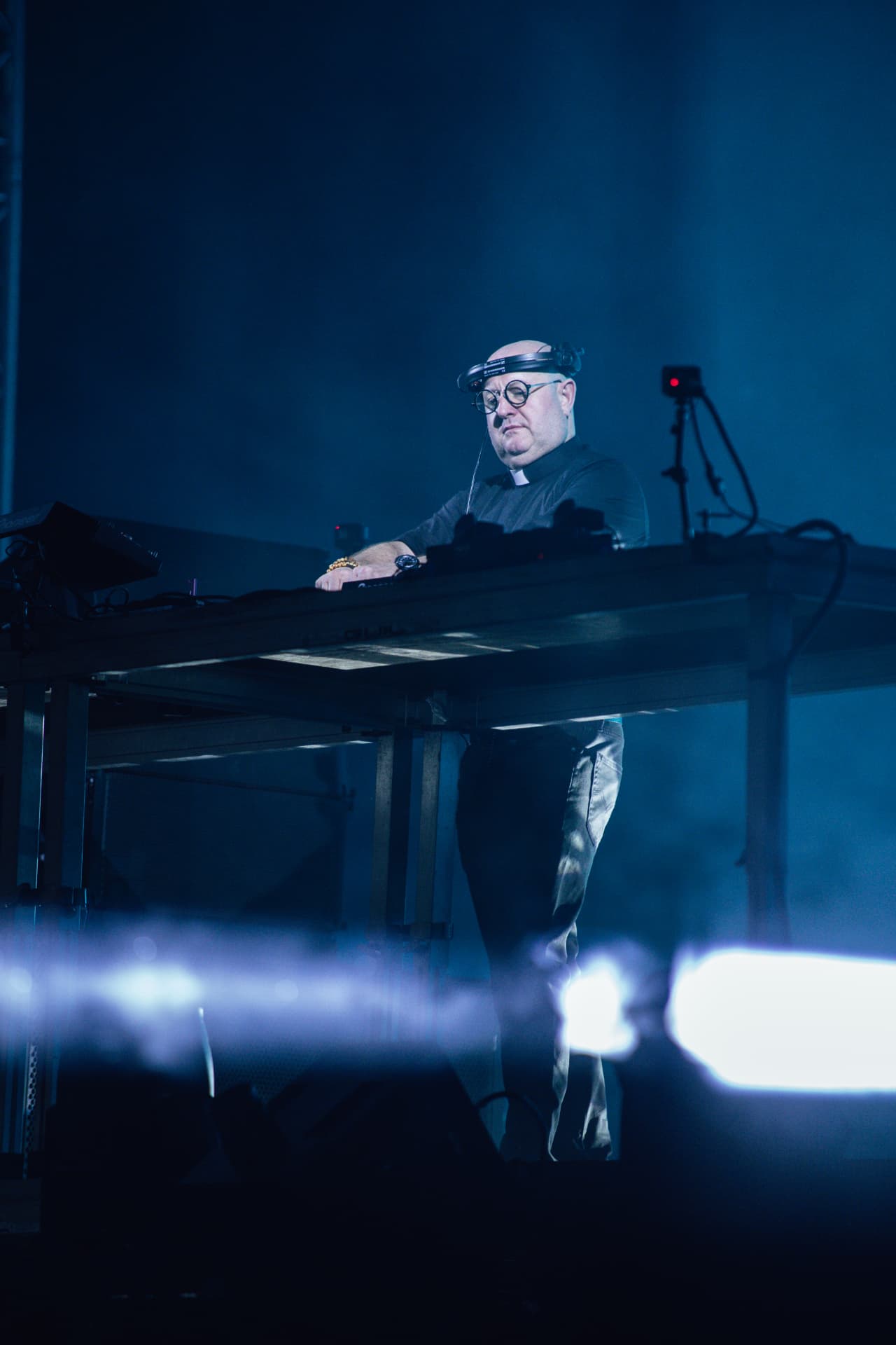 Padre Guilherme olha para o público atrás da mesa de mistura
