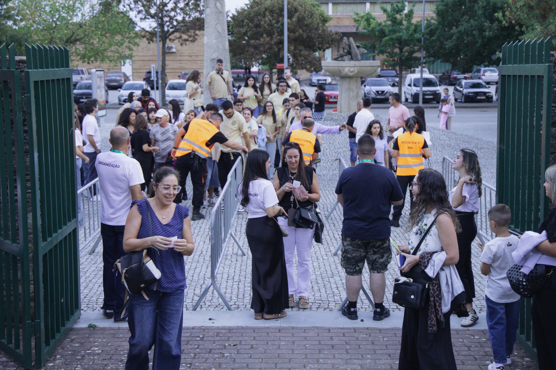 Participantes e elementos da organização no pátio junto à entrada do recinto