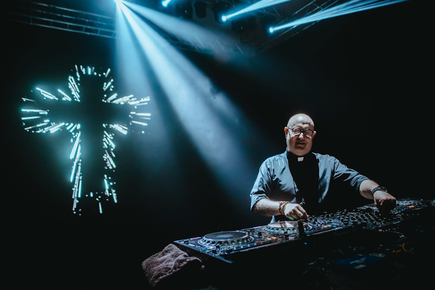 Padre Guilherme na consola de DJ