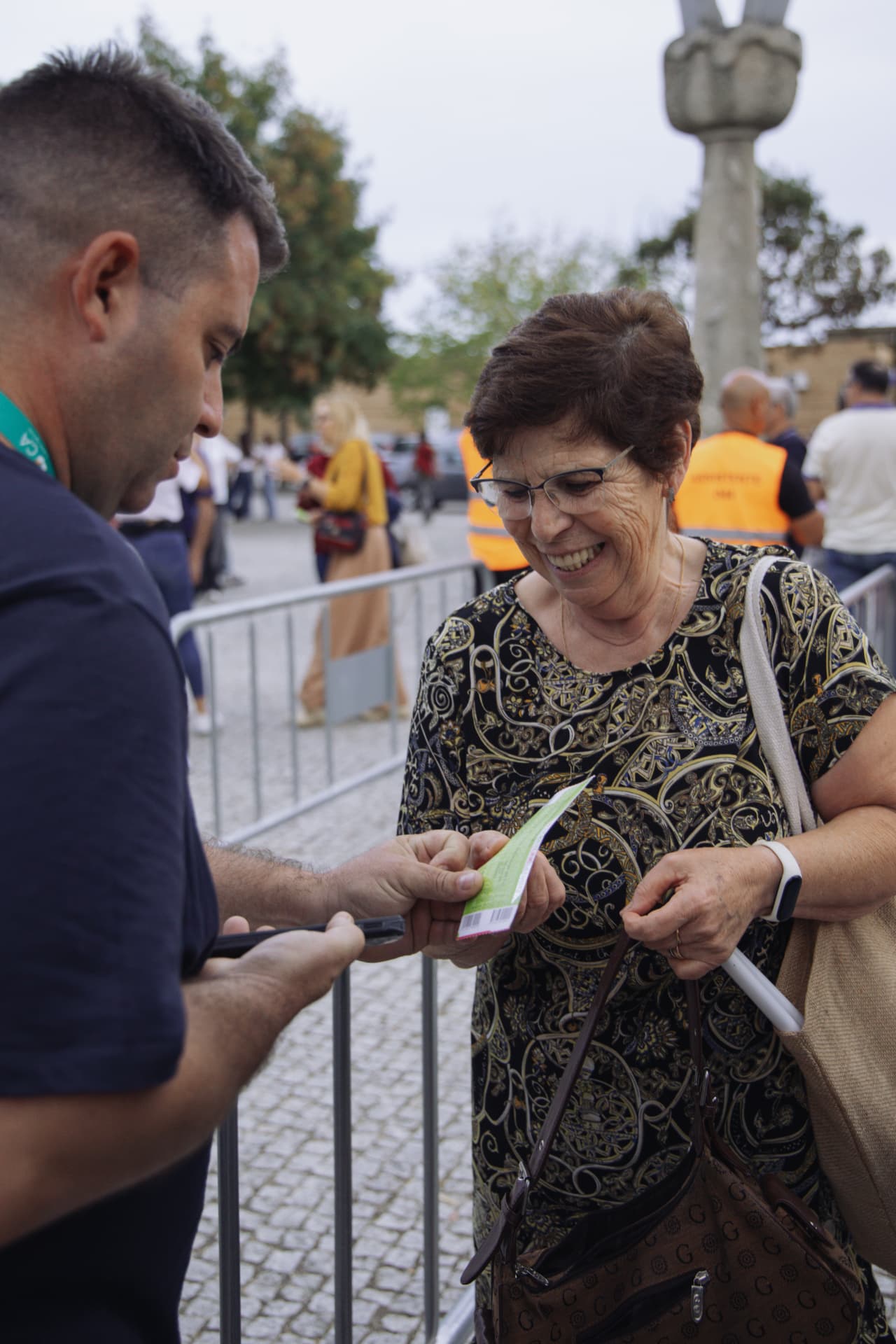 Participantes aplaudem a banda de música