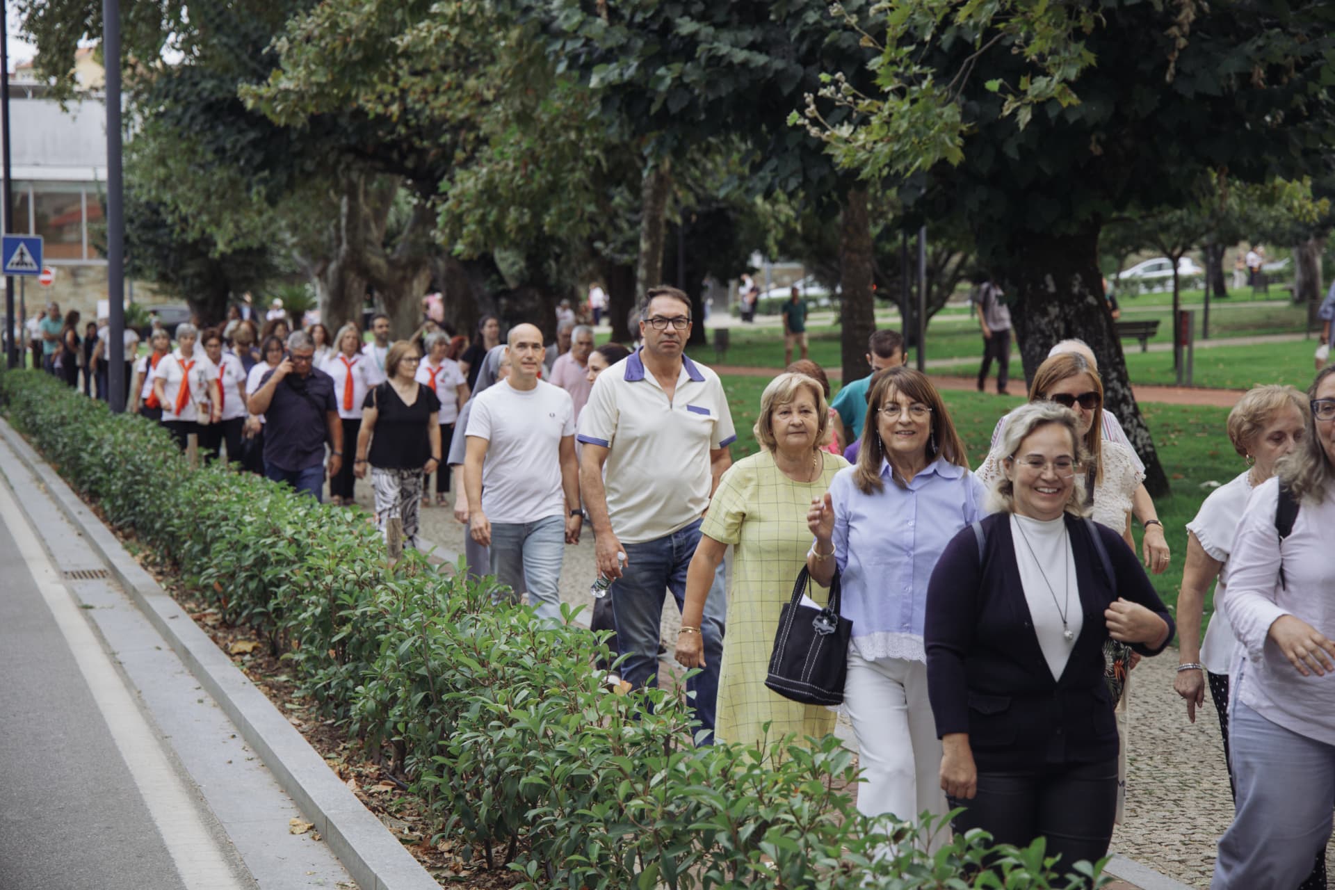 Cortejo de participantes a caminho do 1.º Encontro