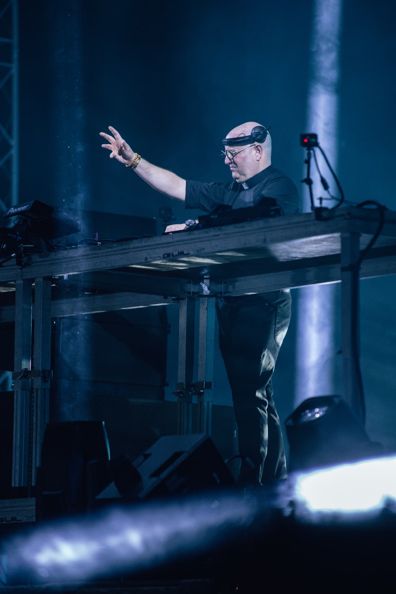Padre Guilherme ergue o braço à mesa de mistura