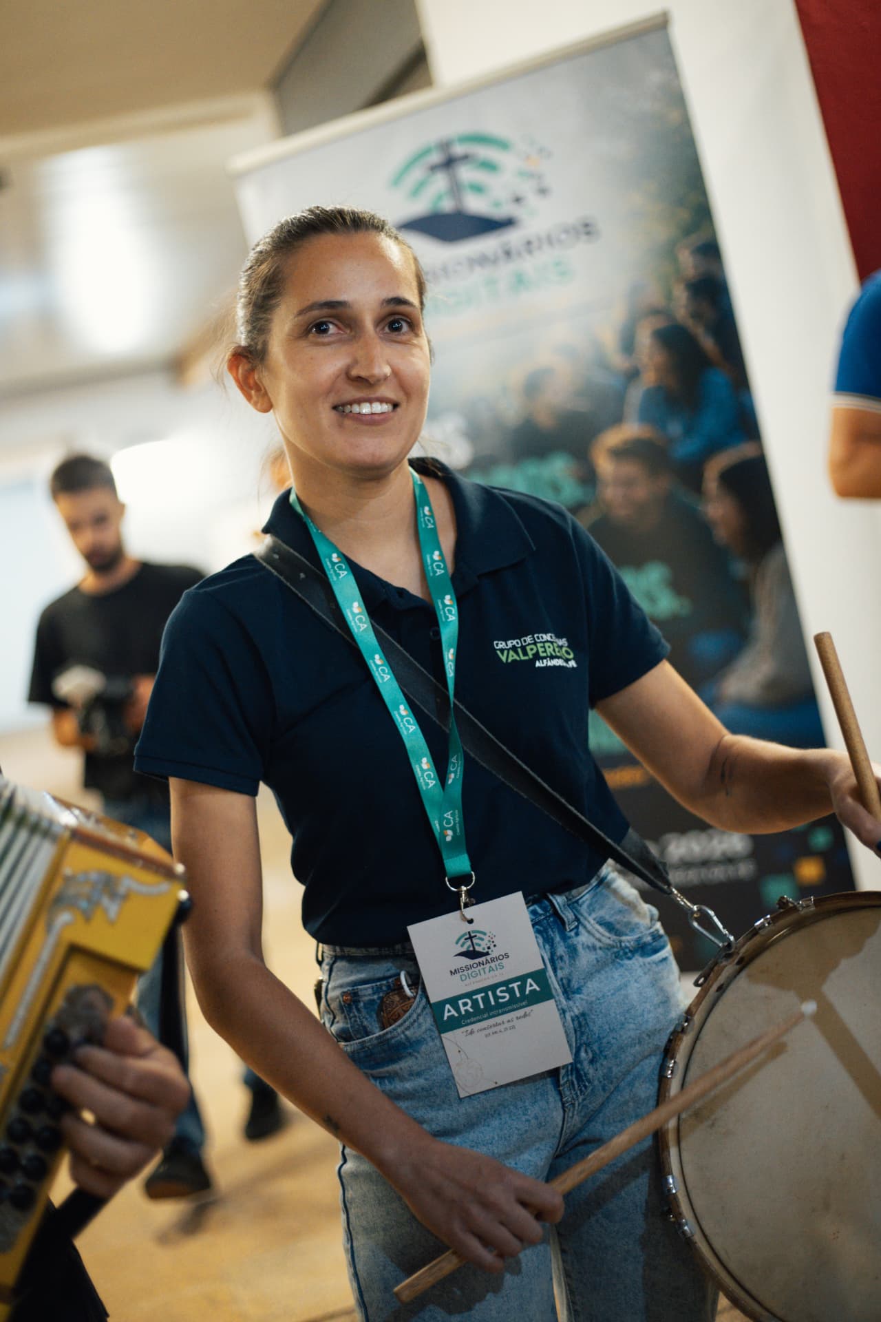 Percussionista do Grupo de Concertinas Valpereio com tambor e baquetas