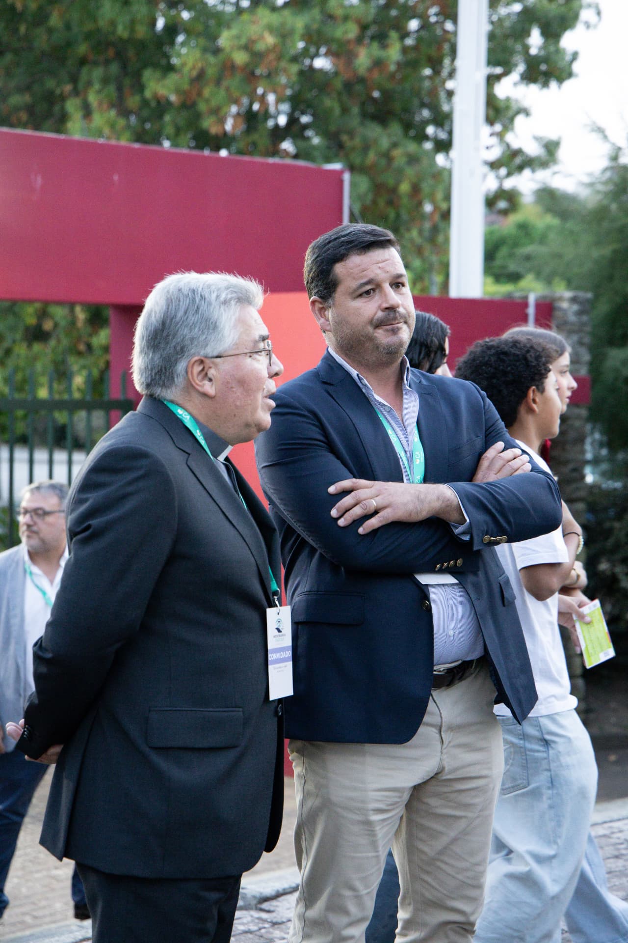 Encontro entre participantes à chegada ao recinto