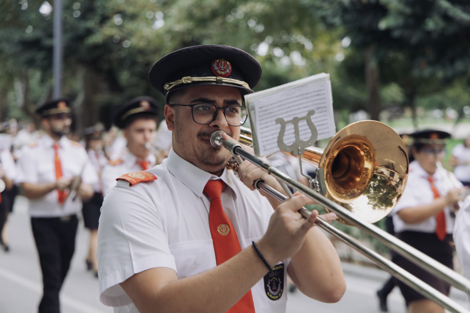 Trombonista da banda de música durante o desfile