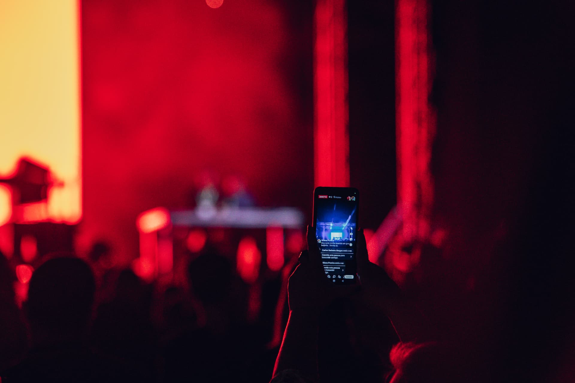 Participante transmite o concerto em direto pelo telemóvel