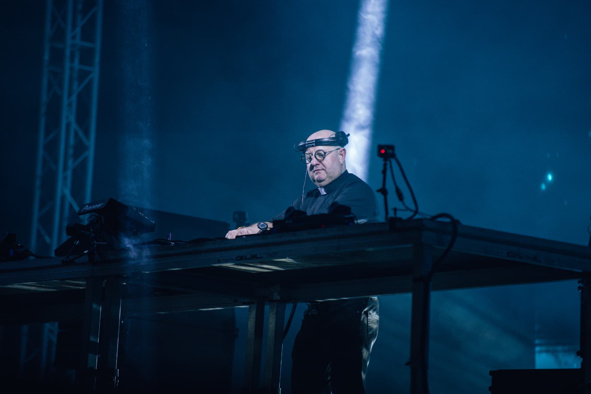 Padre Guilherme à mesa de mistura sob feixe de luz