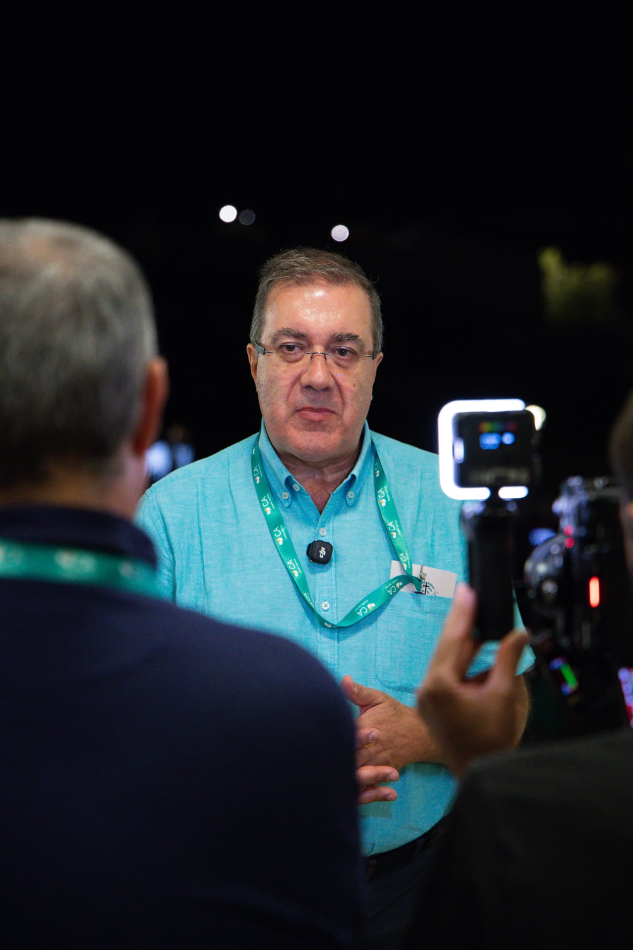 Entrevista noturna ao sacerdote com luz de LED e câmaras