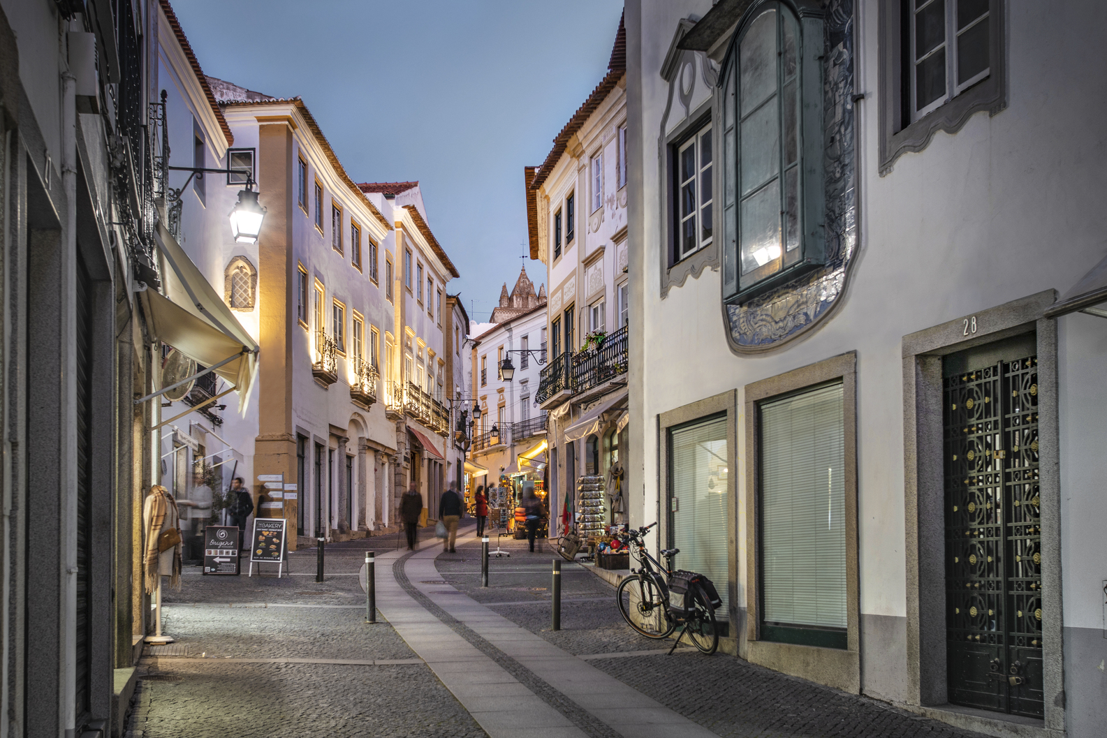 Rua do centro histórico de Évora ao anoitecer