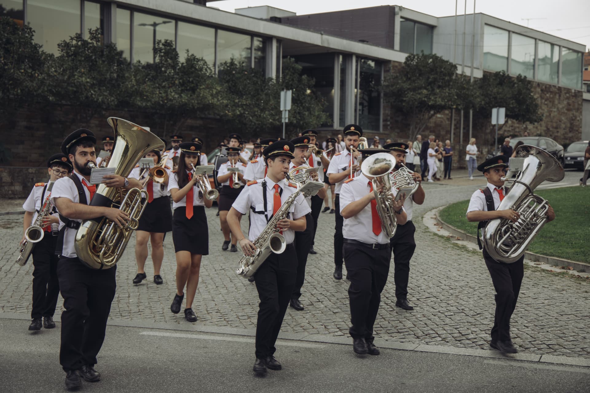Banda de música desfila em frente à Casa da Cultura Mestre José Rodrigues