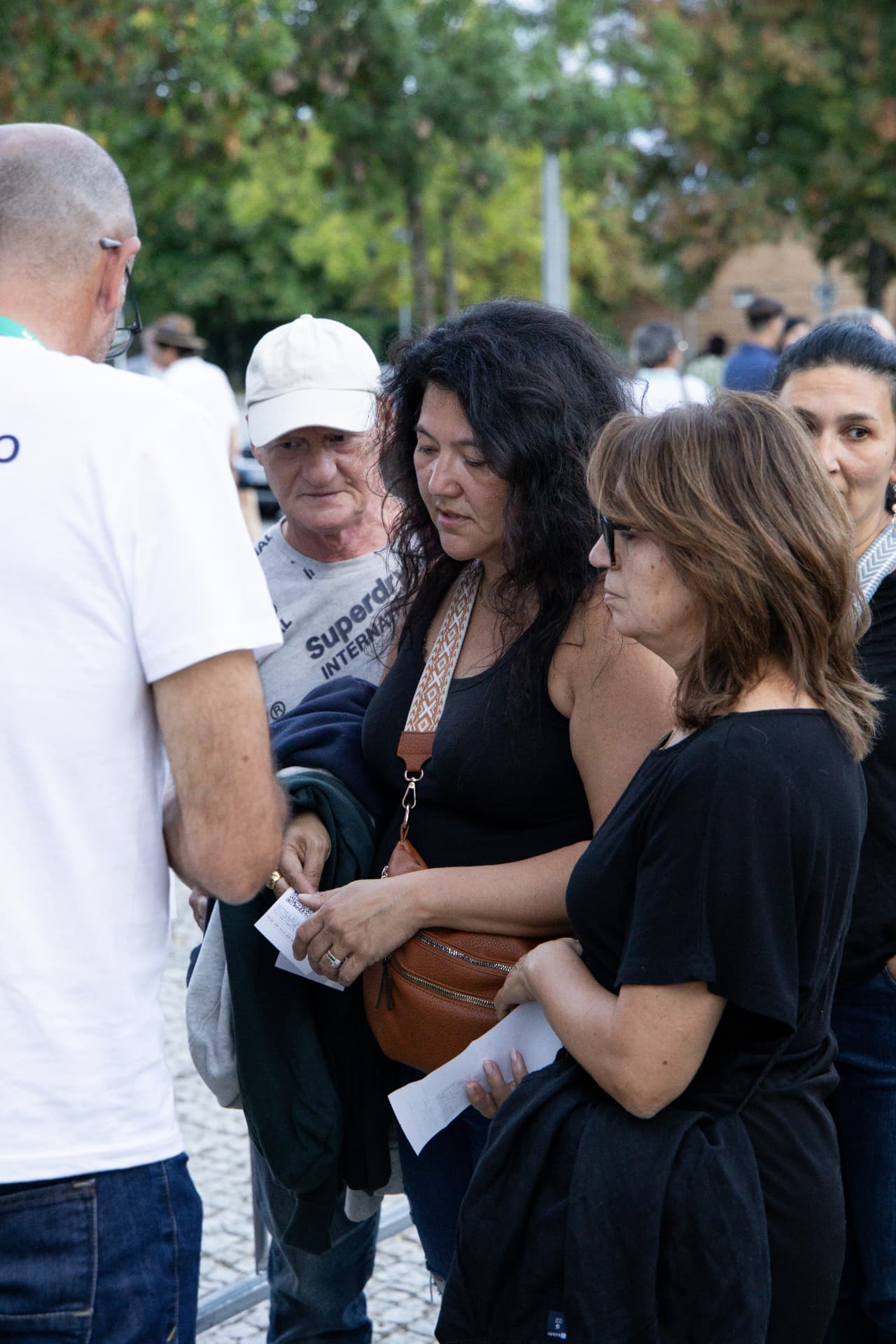 Participantes com os seus cartões de acesso à chegada ao recinto